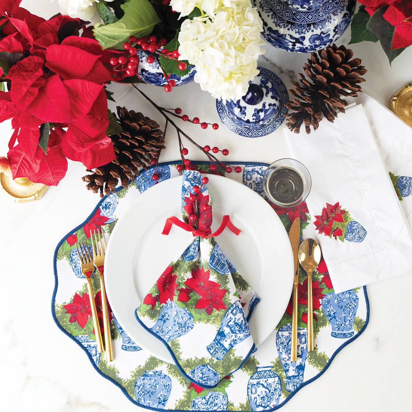 8 Oak Lane - Poinsettias Reversible Scalloped Placemat