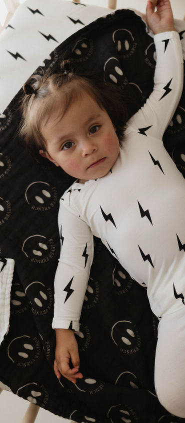 FF Smile Black & White Bolt | Reversible Muslin Quilt