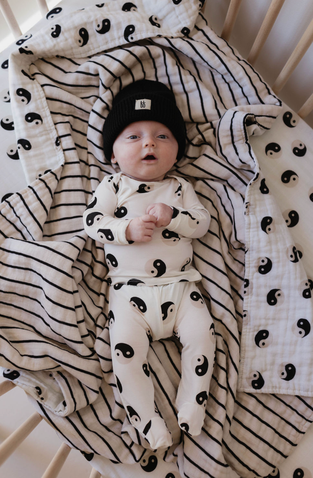 Black & White Yin Yang / Stripe | Reversible Muslin Quilt