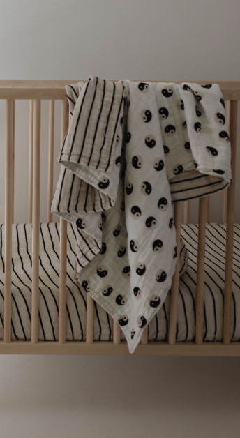 Black & White Yin Yang / Stripe | Reversible Muslin Quilt